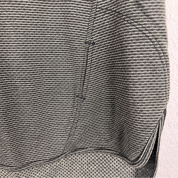 NIKE GRAY/BLACK STRIPED RUNNING TOP. SHORT SLEEVES. Small front pocket for key - Picture 8 of 8